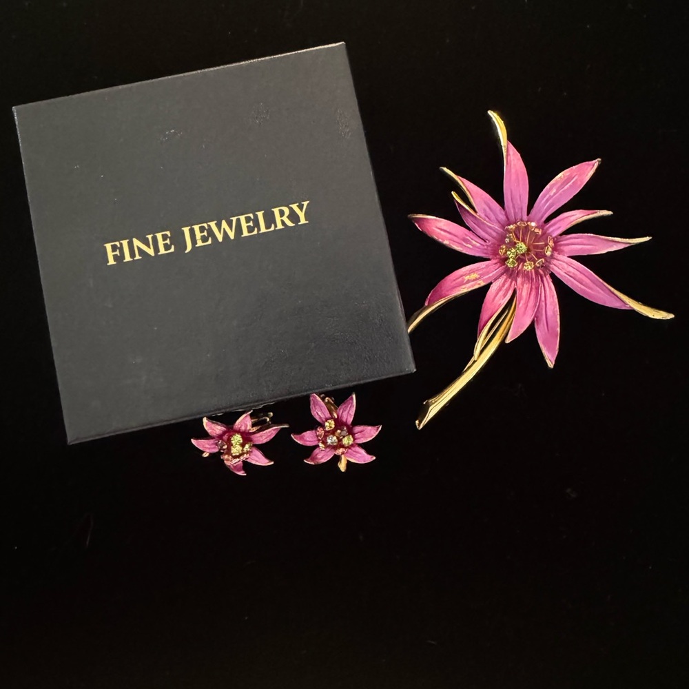 Lisa Brooch/Earring Set (Clip)
Vintage - Picture 3 of 9